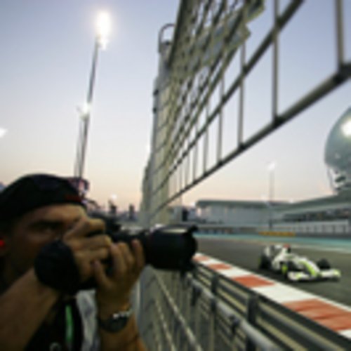 Fotograf fotografiert Formel 1 Auto an einer Rennstrecke