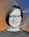 Ein Portraitbild von Christina Elmer vor orange-blauen Hintergrund. – 