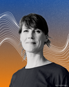 Ein Portraitbild von Nora Hespers vor orange-blauen Hintergrund. – 