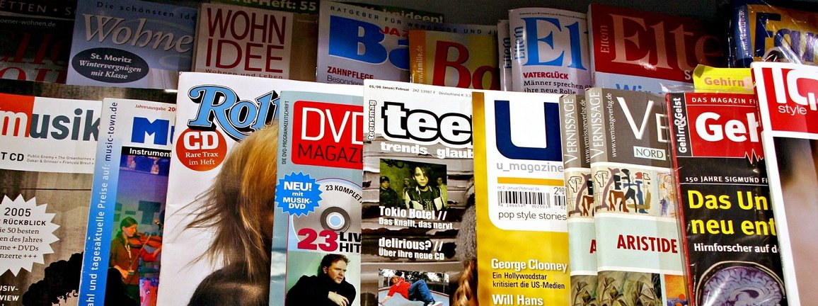 Zeitschriften und Magazine liegen gestapelt übereinander
