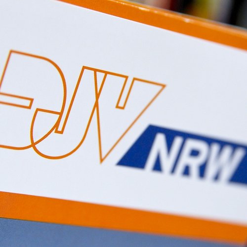 Ein Logo zeigt den Schriftzug DJV NRW