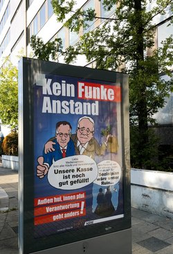 Plakat "Kein Funke Anstand" vor der Zentrale der Funke Mediengruppe in Essen
