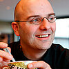 Bild von Andreas Artmann, der eine Tasse mit Löffel in den Händen hält. – 