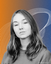 Ein Portraitbild von Annkathrin Weis vor orange-blauen Hintergrund. – 