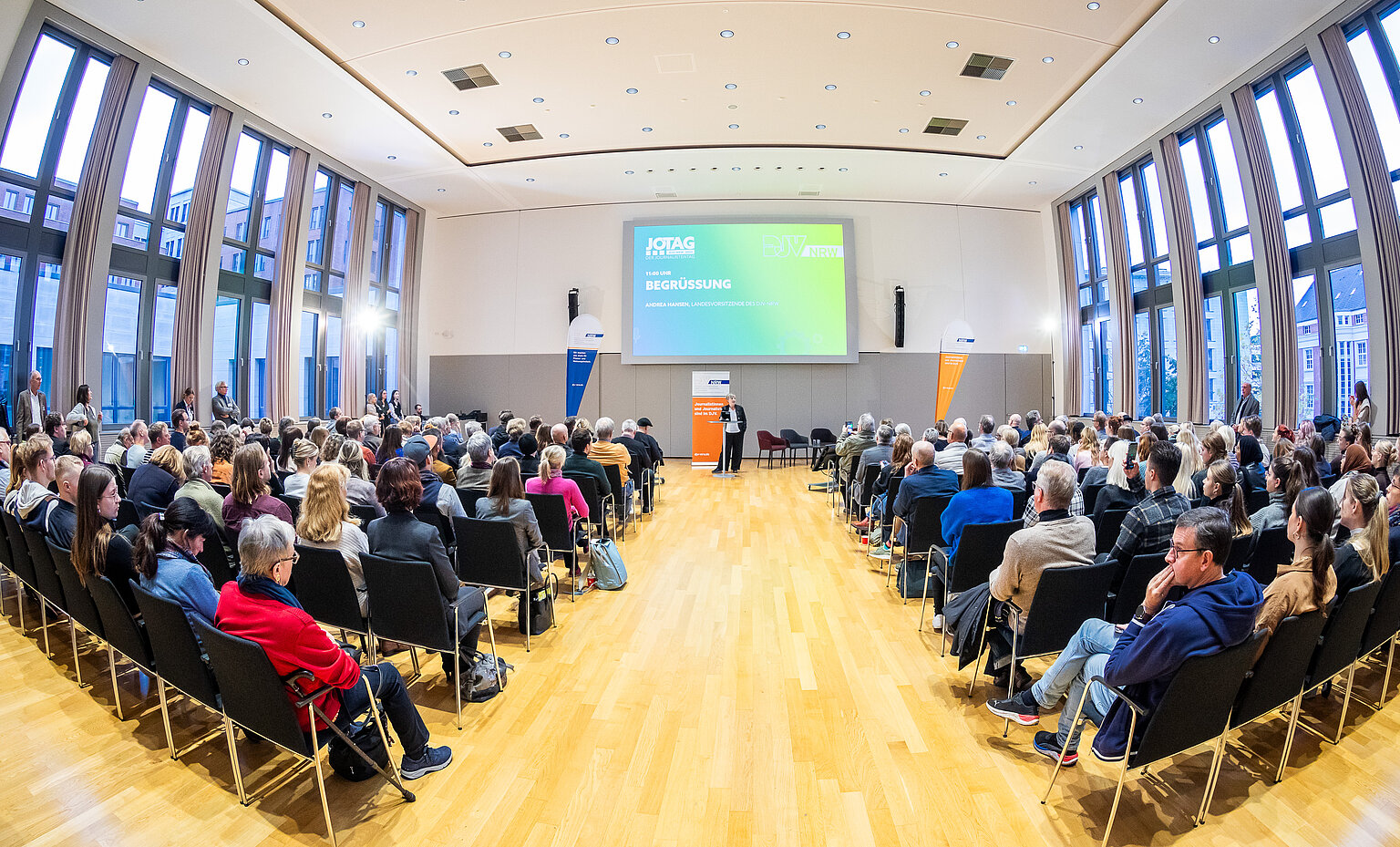 Fischaugenoptik mit Blick in den Vortragssaal beim Journalistentag 2023. – Auch 2024 findet der #jotag in der Sparkassenakademie in Dortmund statt. Foto: Udo Geisler