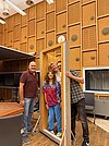 Der Fachausschuss Rundfunk zu Besuch beim WDR. – Kulissen machen Spaß, unterwegs im Hörspielstudie im WDR-Funkhaus in Köln: Bert Grikschat (von links), Stephanie Funk-Hajdamowicz, Thomas Münten und Christian Bannier.