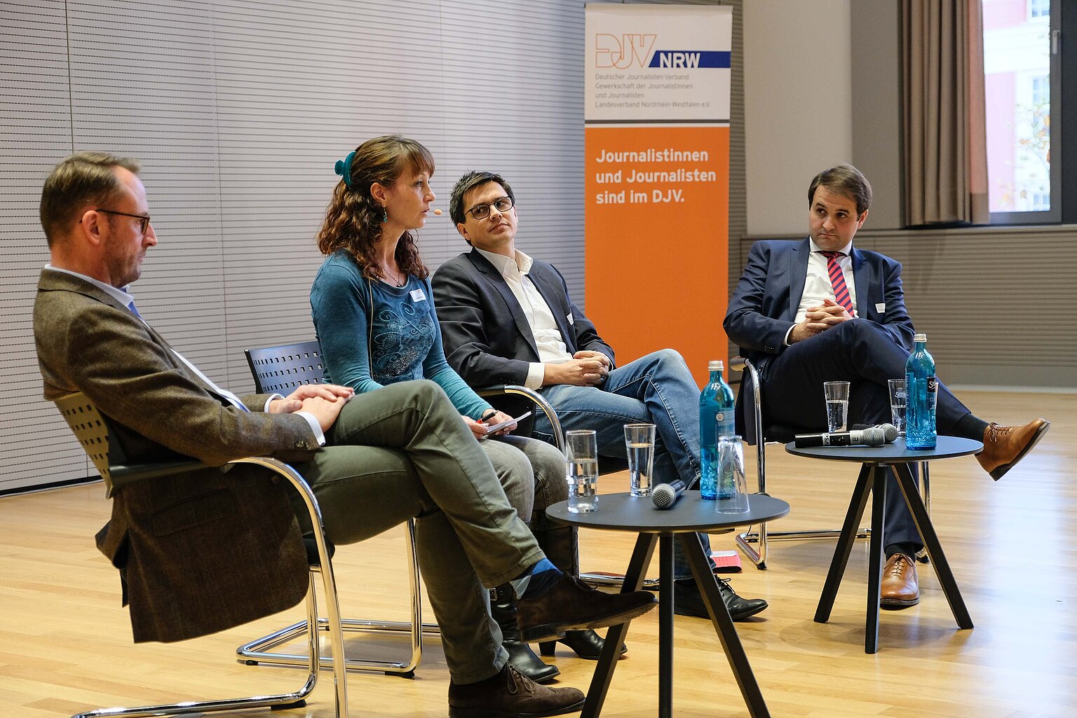 – Podium Radiokonzept 2022: Ein klares Bekenntnis zum Zwei-Säulenmodell gab es zum Abschluss des Journalistentages vom Chef der NRW-Staatskanzlei Nathanael Liminksi (re.). Mit ihm diskutierten Dr. Tobias Schmid, Direktor der Landesmedienanstalt NRW und der medienpolitische Sprecher der SPD-Landtagsfraktion Alexander Vogt (v. re.) moderiert von Alexandra Fobbe. (Foto: Alexander Schneider/DJV-NRW)