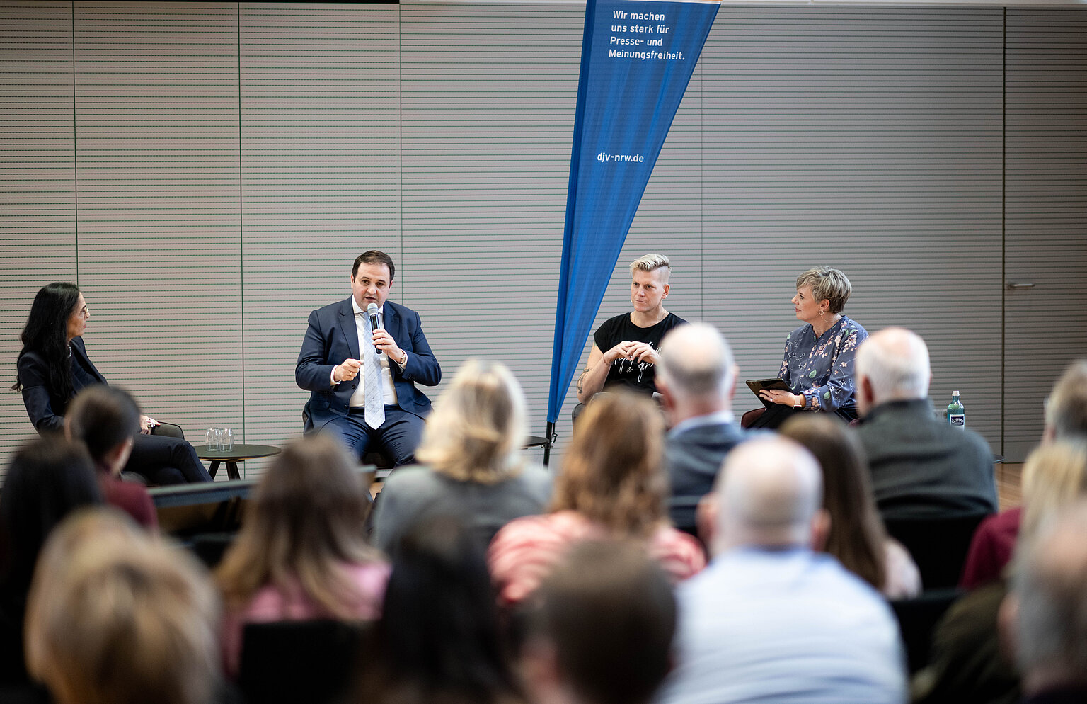 Eröffnungspanel des Journalistentages mit unter anderem Liminiski und Biefang. – Eröffnungpanel mit Marlis Prinzing, Nathanael Liminski, Anastasia Biefang und Andrea Hansen (v.l.) Foto: Fabian Strauch
