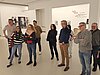 11 DJV-Mitglieder hören der Kuratorin Dr. Sarah Hülsewig zu – 